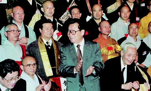 1995年5月22日，李瑞環(huán)主席在人民大會(huì)堂與出席中國、韓國、日本佛教友好交流會(huì)議的代表合影。  新華社發(fā)