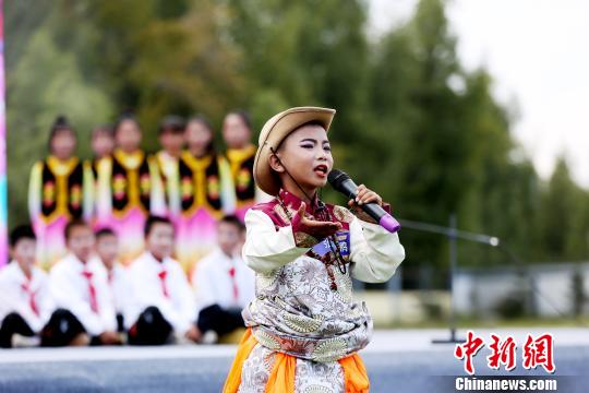 圖為“花兒”演唱?！?zhí)砀?攝