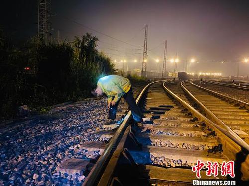 鐵路工人排查線路安全隱患?！¤F路供圖 攝