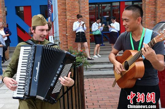 不同國家的街頭藝人共同演出?！≈T德清 攝