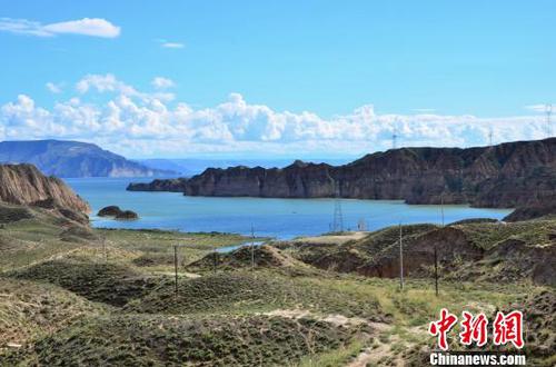 圖為龍羊湖湖面。(資料圖) 魯?shù)り?yáng) 攝