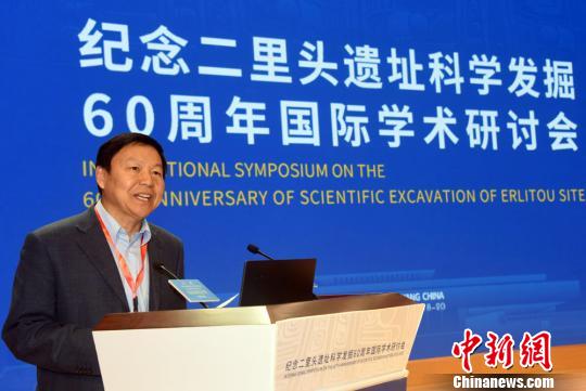 許宏研究員主持紀念二里頭遺址科學發(fā)掘60周年國際學術研討會。　孫自法 攝