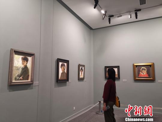 圖為觀眾參觀，“時代的印記——靳尚誼油畫與素描作品展”?！≮w曉 攝