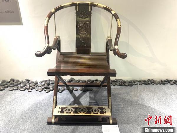 現(xiàn)場(chǎng)展出的“中國(guó)的椅子” 奚金燕 攝