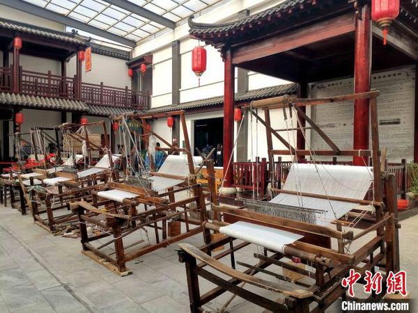 圖為中國柳疃絲綢文化博物館內(nèi)展出手工木織機?！≮w曉 攝