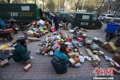 資料圖：雙十一臨近，快遞員也忙碌起來(lái)。 <a target='_blank' href='http://www.chinanews.com/'>中新社</a>記者 張?jiān)?攝