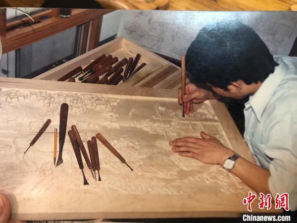 圖為1986年，胡建華在加拿大創(chuàng)作照片?！×植?攝