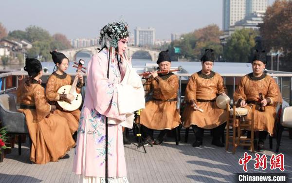 浙江昆劇團國家一級演員楊崑在運河邊表演昆曲?！⌒燔?攝