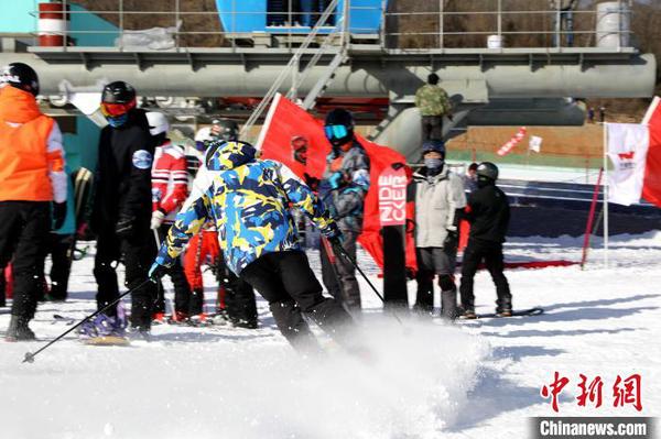 游客體驗(yàn)滑雪。　馬善婷 攝