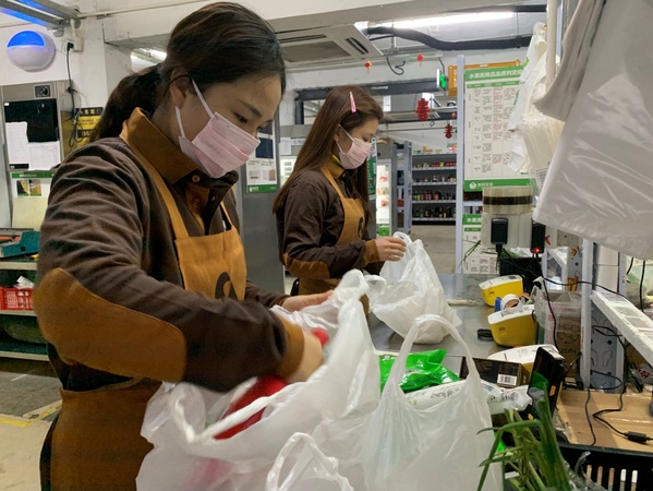 圖為美團買菜員工為用戶分裝訂單菜品。