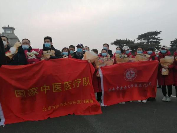 行動五-民盟北京中醫(yī)藥大學委員會第三支部盟員、北京中醫(yī)藥大學東直門醫(yī)院針灸科副主任醫(yī)師劉寧（上圖左三）參與“國家中醫(yī)醫(yī)療隊”，1月27日已抵達湖北武漢，參與武漢中西醫(yī)結(jié)合醫(yī)院的診治工作。