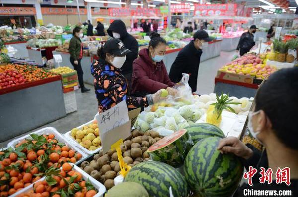 資料圖：呼和浩特菜市場(chǎng)上人流涌動(dòng)?！⑽娜A 攝