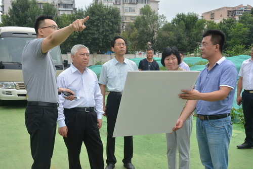 四版履職為民配圖：2018年7月10日，盛茂林主席帶隊(duì)赴紅橋區(qū)調(diào)研棚戶(hù)區(qū)改造情況為民生工作建言