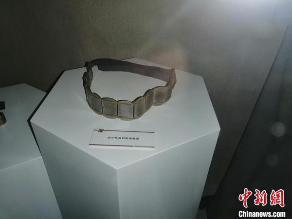 《中共滿洲省委歷史陳列》展出劉少奇用過(guò)的鎮(zhèn)腦器。　李晛 攝