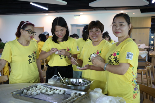 志愿者包餃子慶祝節(jié)日（固安幸福志愿服務(wù)會(huì)供圖）