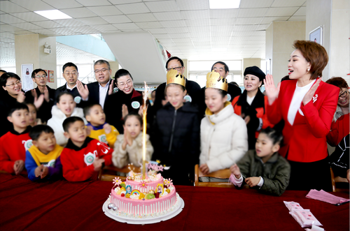 與會嘉賓與紅絲帶師生還以餃子宴的方式，共同為學(xué)校兩名學(xué)生慶生。