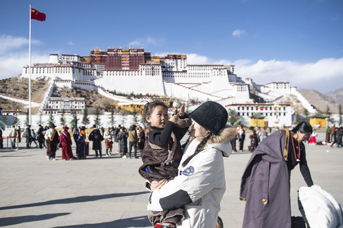 新春走基層_冬游西藏：拉薩旅游市場人氣旺(4228569)-20240329094831