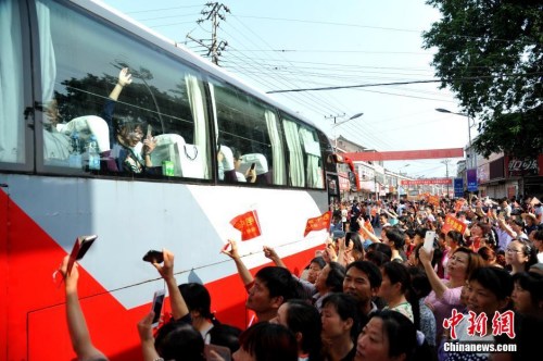 資料圖：6月5日上午，19輛大巴車從毛坦廠校園緩緩開出，一年一度的萬人送考拉開大幕。 <a target='_blank' href='http://www.chinanews.com/'>中新社</a>記者 韓蘇原 攝